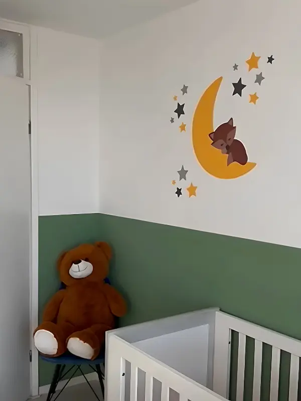 Groene babykamer met een okergele maan en vosje